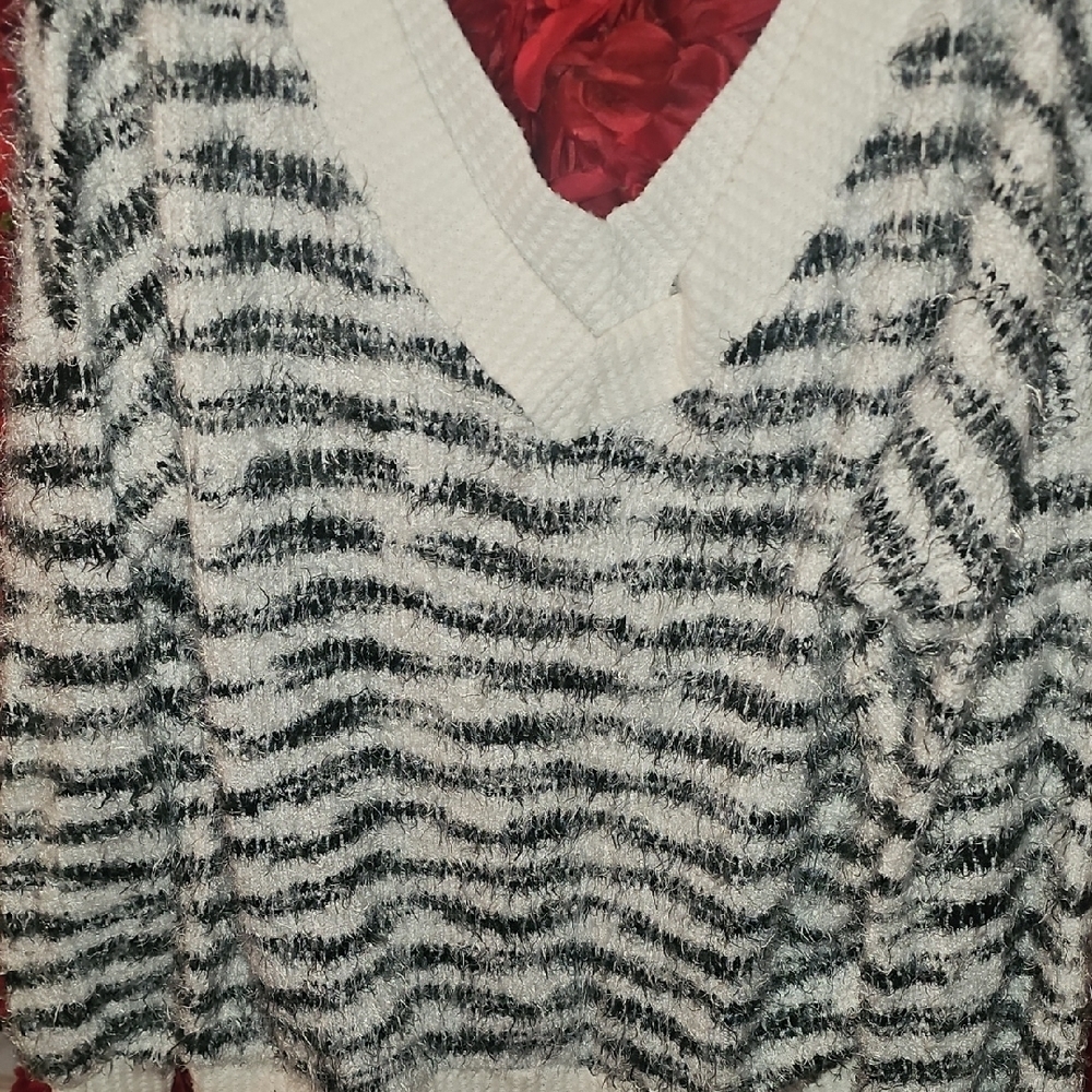 White Birch Women's Black and White V-Neck Off The Shoulder Sweater Size Xlarge
